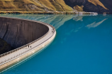 大坝高装：水利工程中的巨大挑战